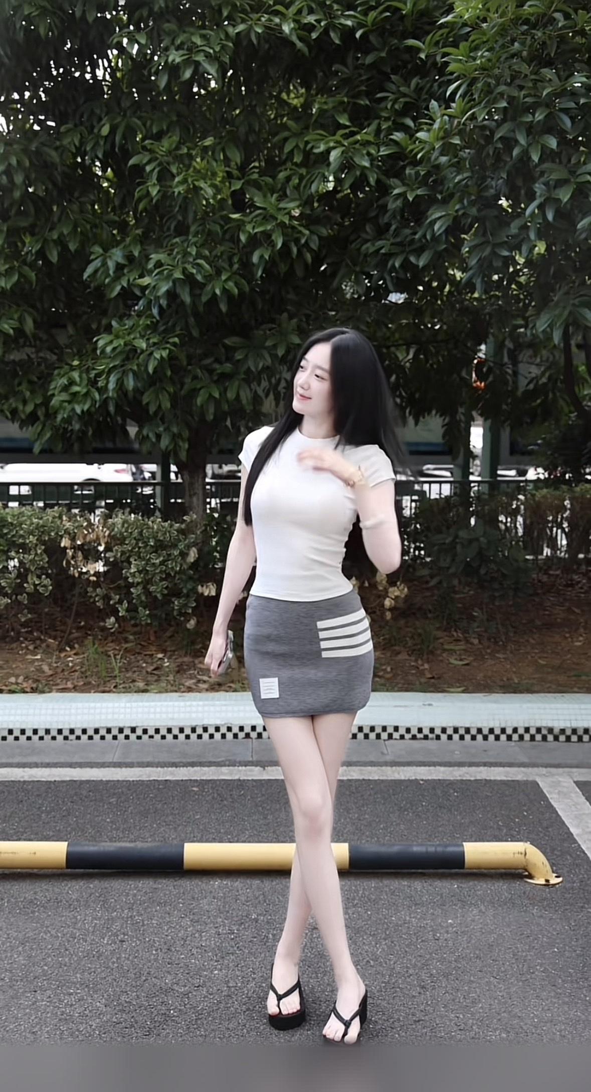 女朋友认为自己正面、背面都好看，我觉得是背面才好看，正面一般。