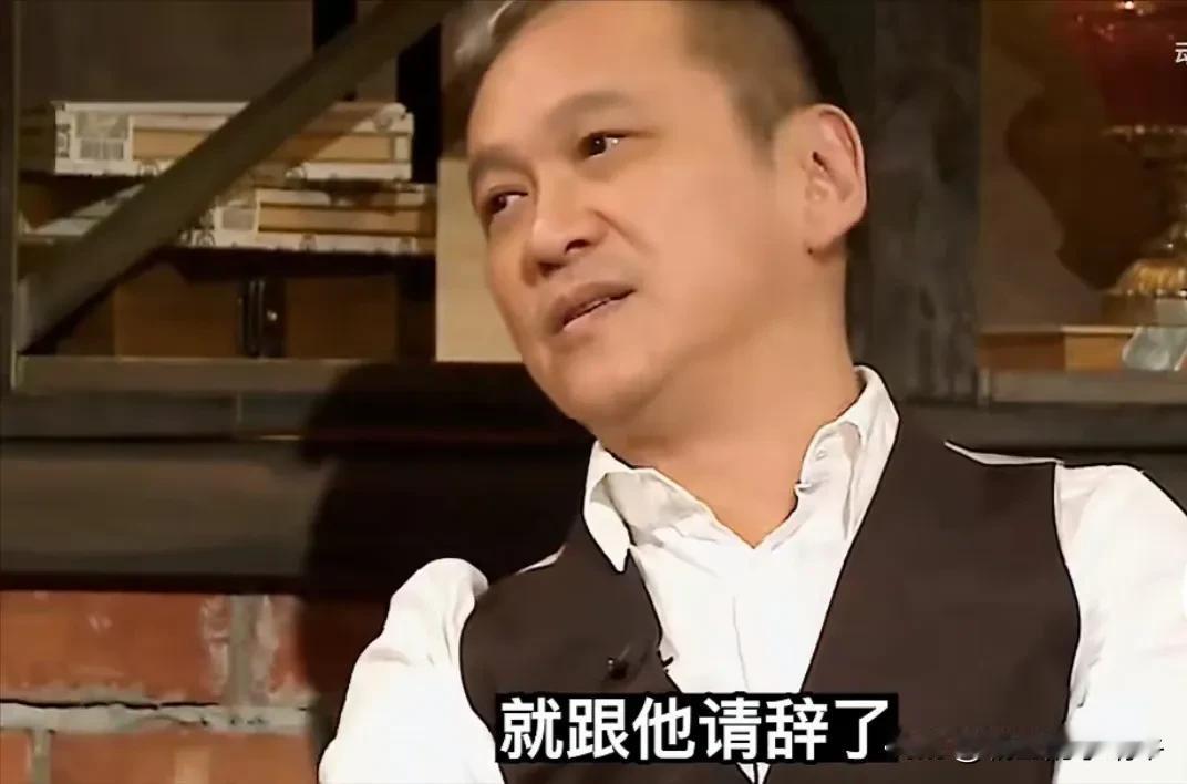 导演陈德森说：“在成龙最火的时候，他想找个助理，这个助理就是当他拍戏的时候，帮他