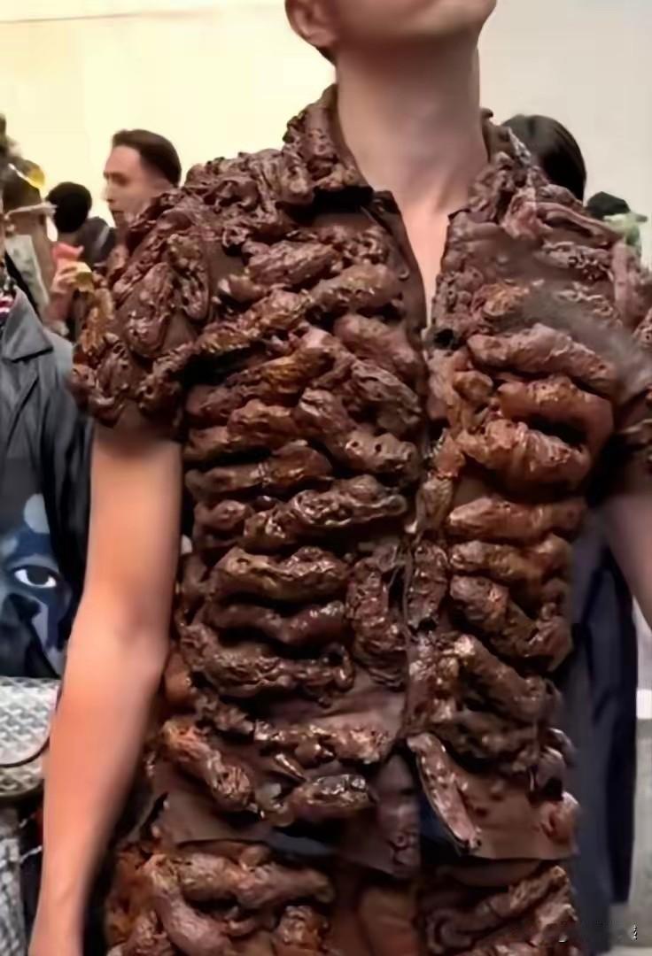 这种衣服也有人穿，让人无法理解，设计这种服装的人，基本上也是黔驴技穷，没有什么设