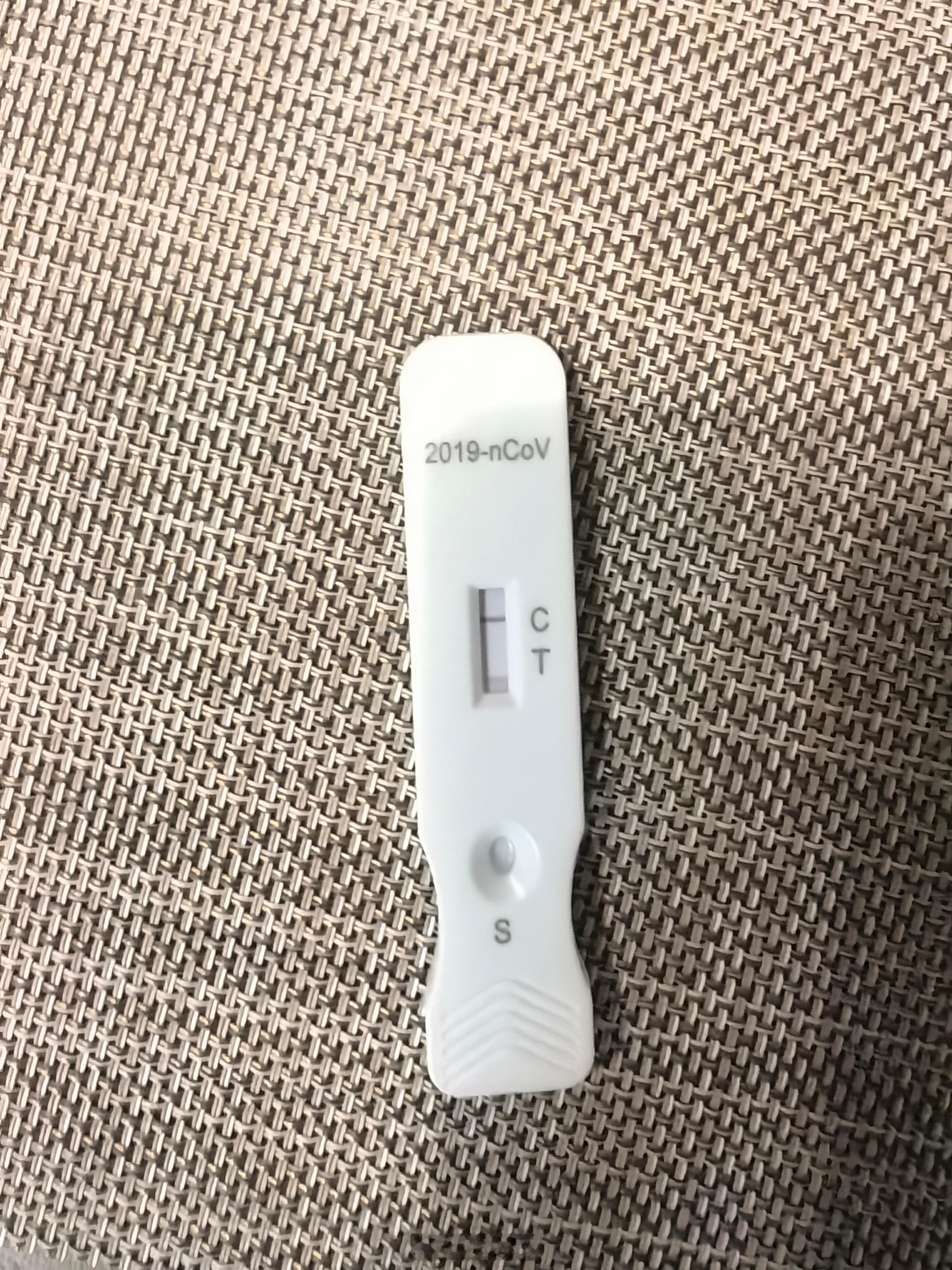 昨晚喉咙痛，我甚至还拿出了家里留着的抗原，测了一下。还好，一条杠。药店难买新冠药