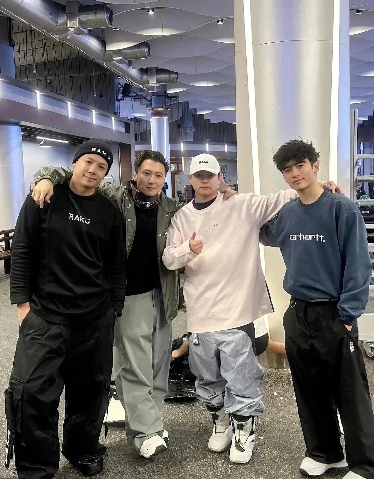##谢霆锋与大儿子Lucas同框合影##盼到了！谢霆锋与Lucas的正面同框大