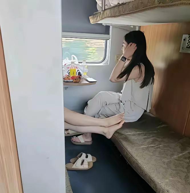 我就坐在对面，想过去撩妹，不知道该找个啥理由。不能让对方太尴尬。屏幕前的