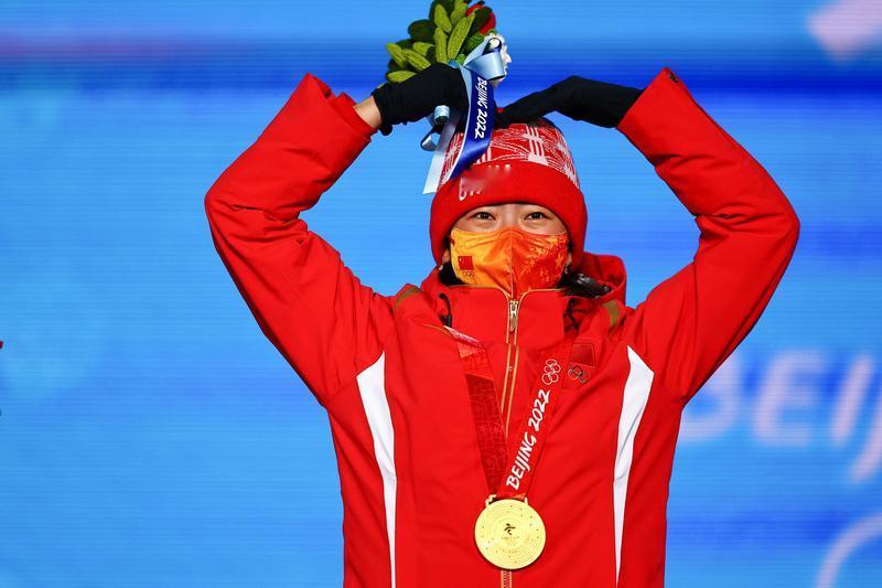 王心迪夺冠后回应“家庭地位”这事挺有意思。他在赛场上拼搏夺冠本就超厉害，这回应还