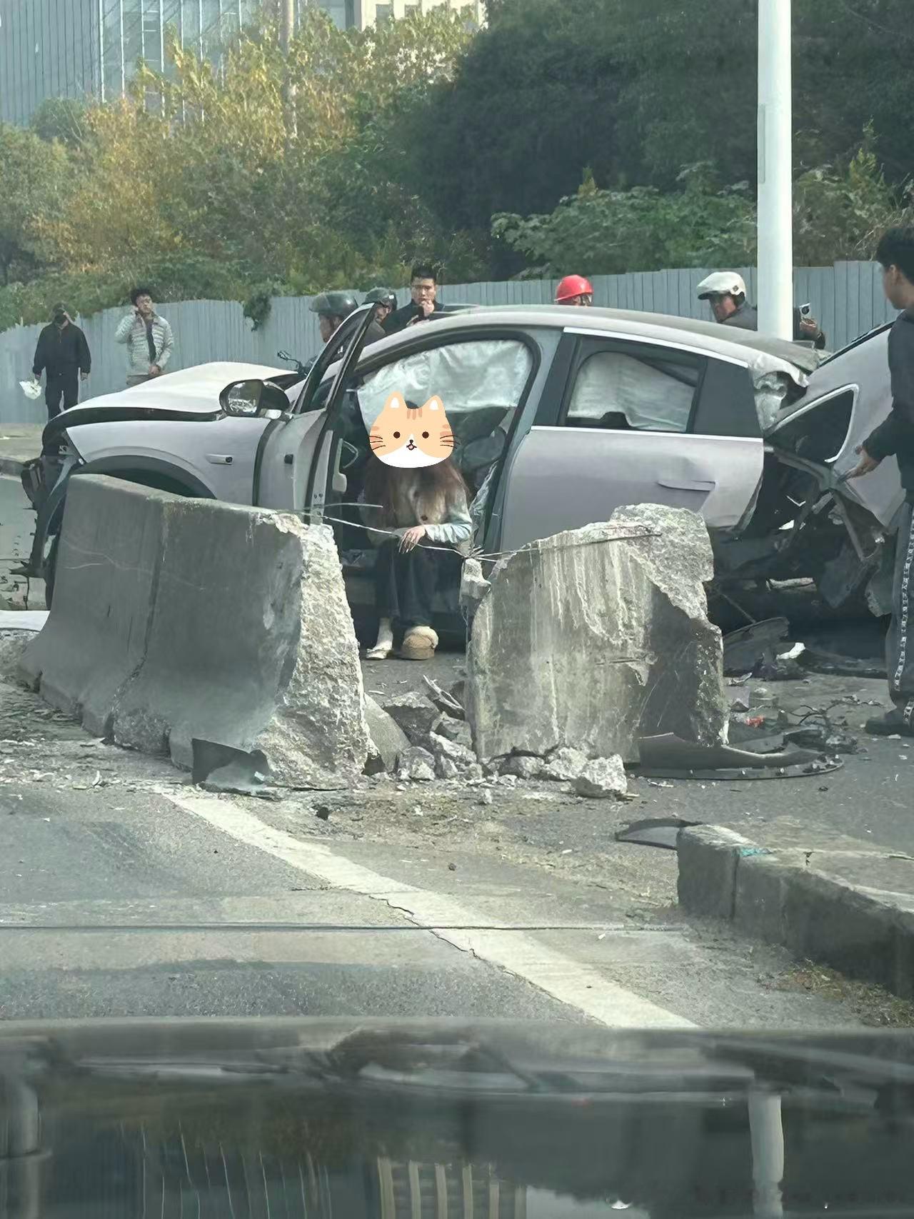 我滴妈！这是多大的冲击力！万幸的是，人没事，电池包安全