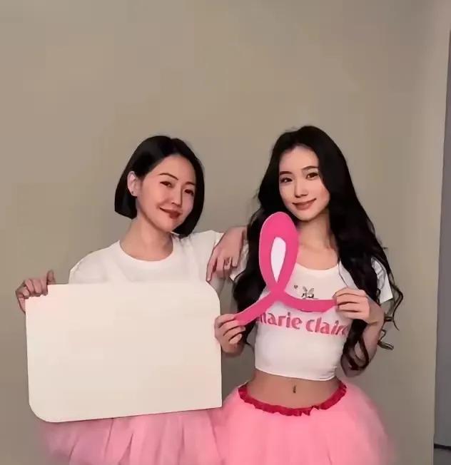 小S与二女儿Lily同穿粉色短裙现身活动现场，造型娇俏显嫩，母女俩宛如姐妹。Li