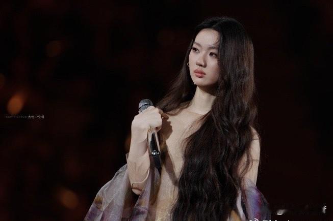 这些年我见过太多歌手——红的、不红的、正在红的。但真正让我觉得这人能走远的，不多