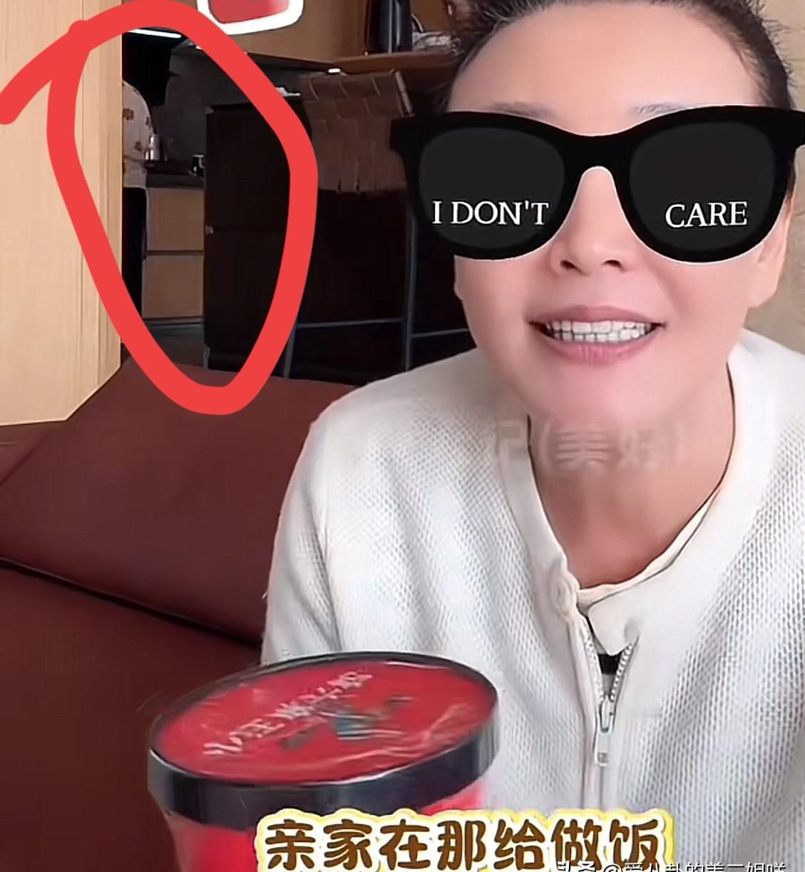 别再只盯着马筱梅了，汪小菲家里真正“掌勺”的，是那个一声不吭的丈母娘。张兰直播