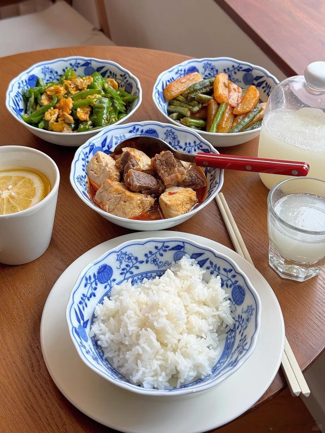 30多岁，正是能吃的时候中午一个人也会好好吃饭昨晚做的牛肉豆腐煲刀豆土豆剩的食材
