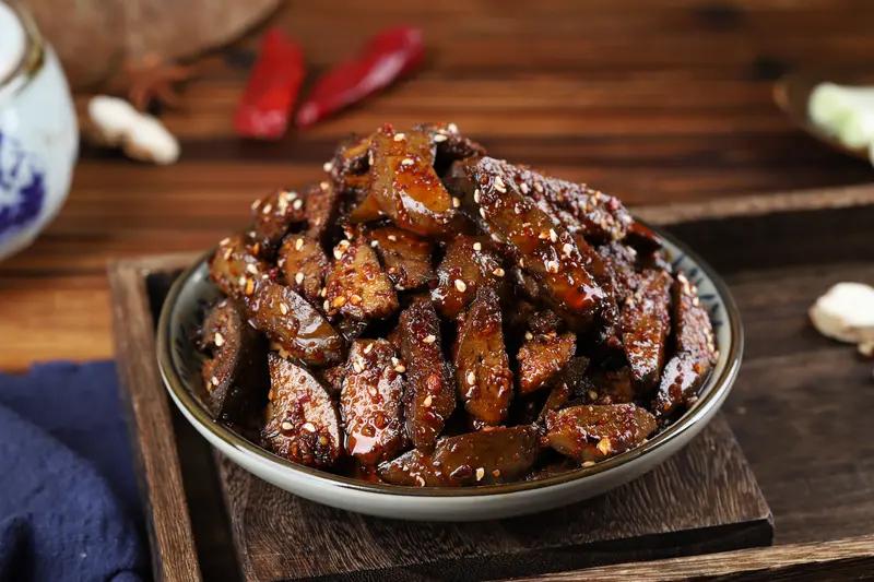 女人补气血是个热门话题。食补是个不错的选择，像富含铁质的动物肝脏、瘦肉、鸡蛋黄，