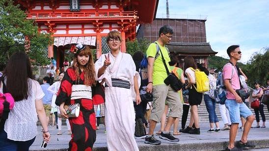 87万中国人定居日本，稳居当地外籍群体首位。但不同于本土居民的从容淡定，一个从东