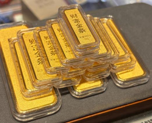 金价上蹿下跳像过山车！央行连囤两年黄金，普通老百姓现在买合适吗？ 最近这金价