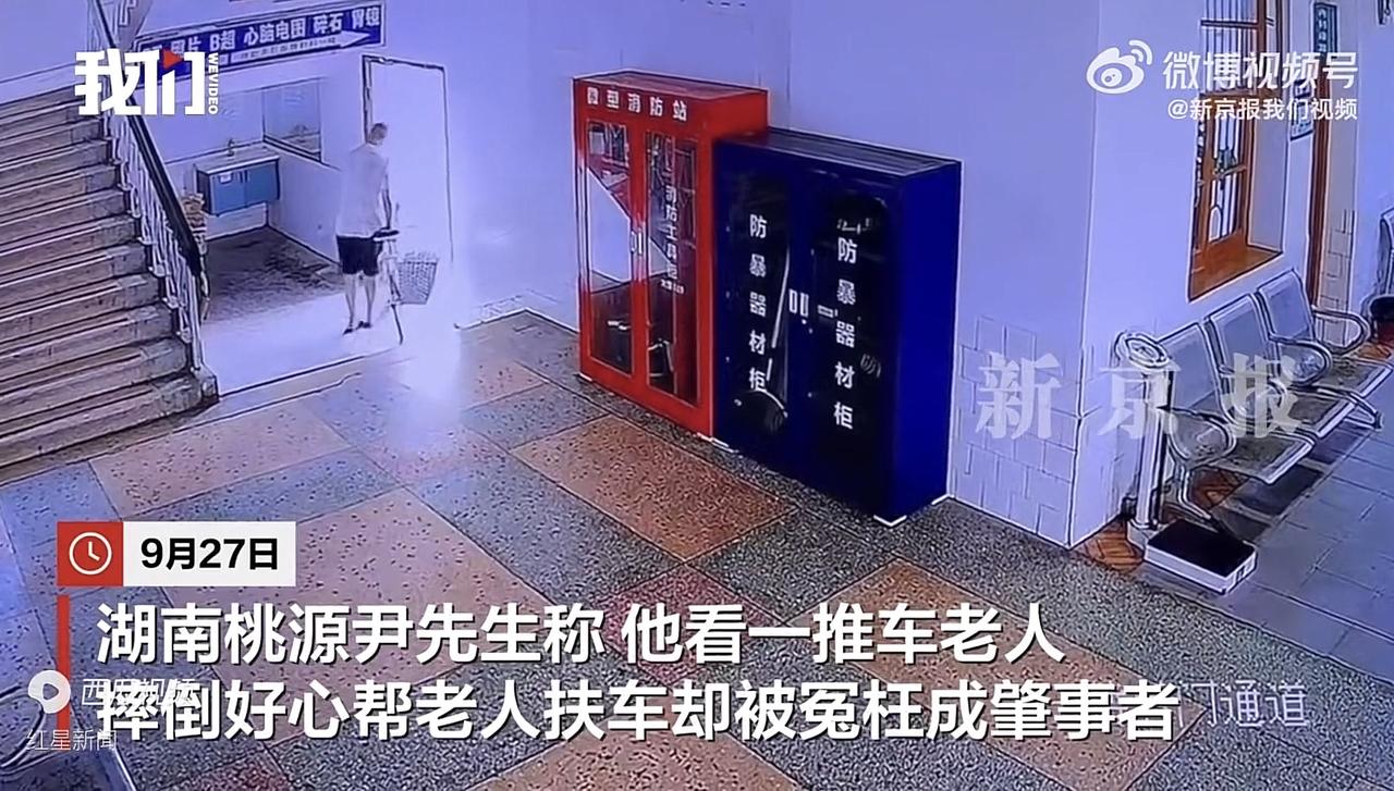 湖南常德，男子骑电动带儿子去医院看病，途中和一推自行车的老人擦身而过，老人一个没