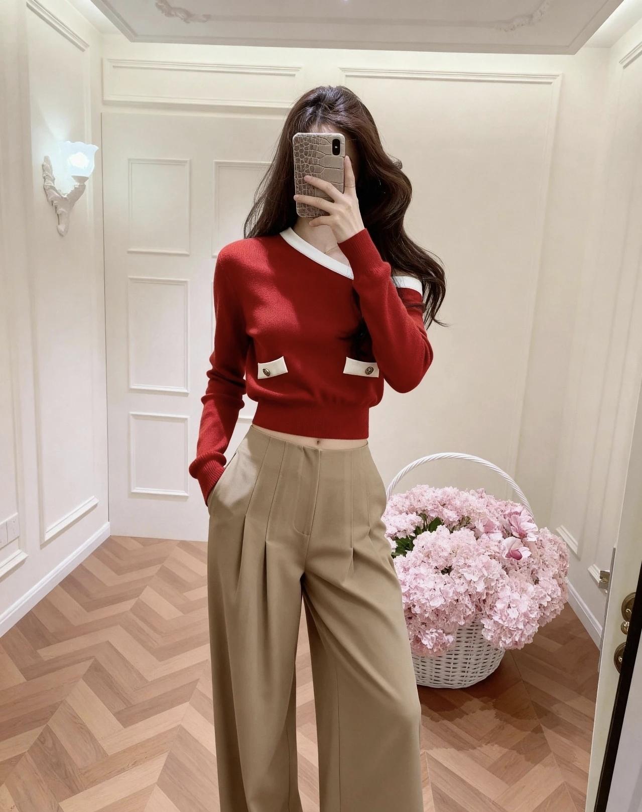 红与卡其的碰撞，是冬日里恰到好处的温柔与明艳✨