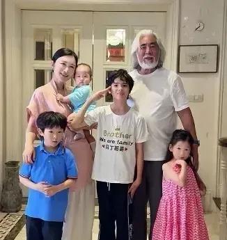 73岁张纪中半夜喂奶上热搜！网友感叹：钞能力才是真本事！73岁的张纪中最