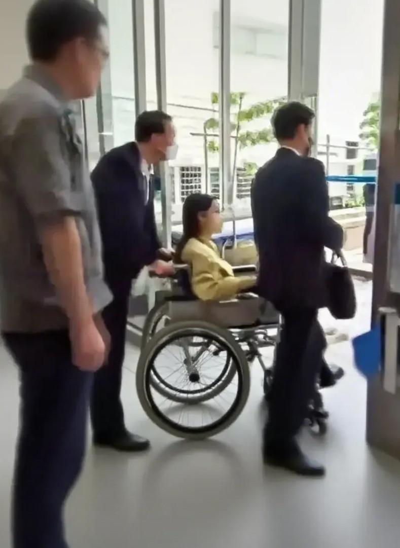 李在明与尹锡悦的颠倒人生真是几家欢喜几家愁，李在明和发言人安贵玲餐馆吃饭，笑