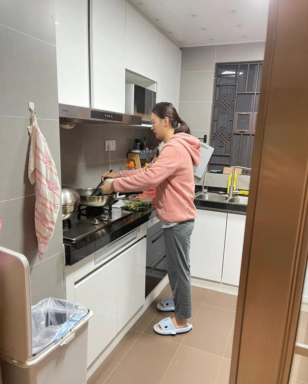 我年薪50万,每月给我父母一万六,妻子从来都没说过什么。昨天她突然跟我说,想每月