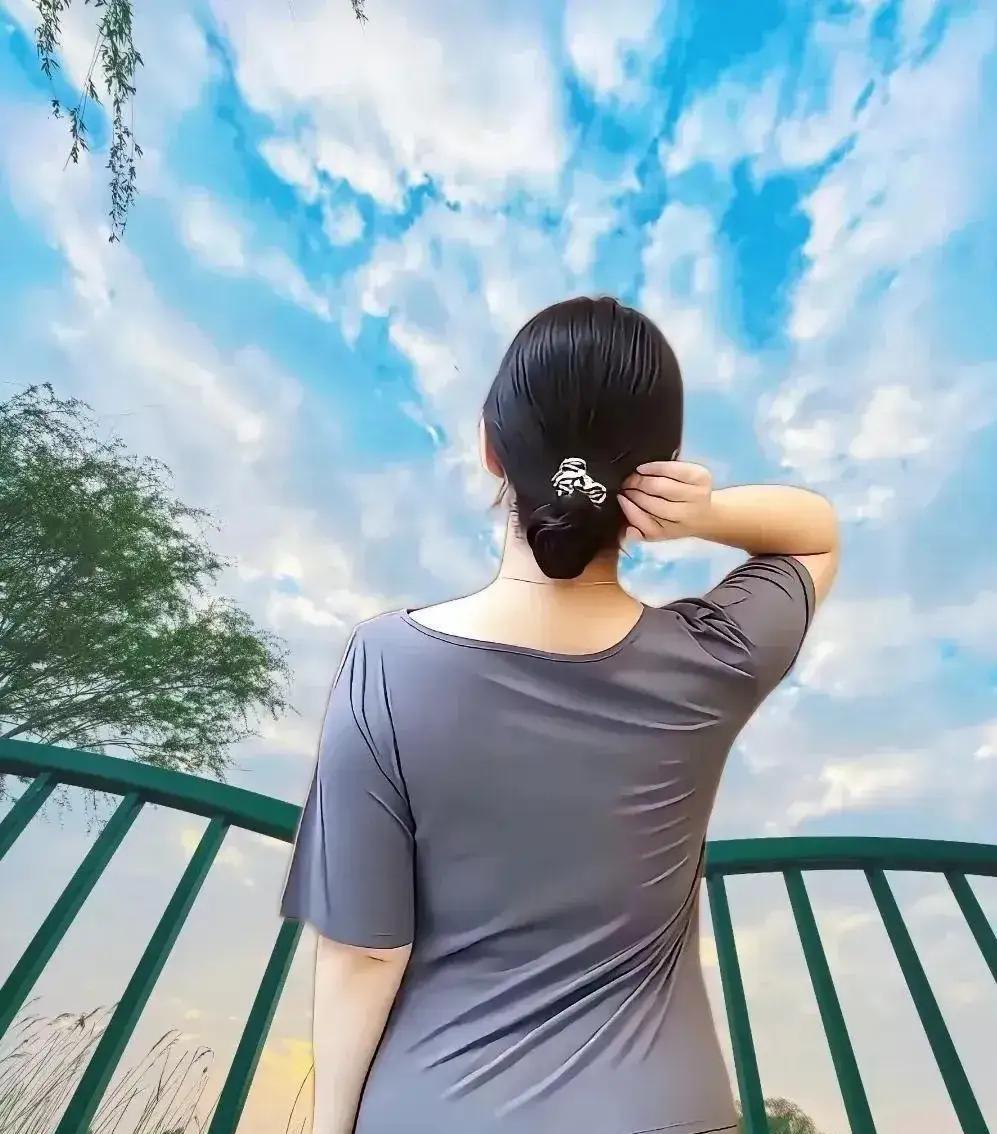 1.时间最狠，再好的感情，分开久了不联系也会变淡。不是人心变坏，而是生活没了交