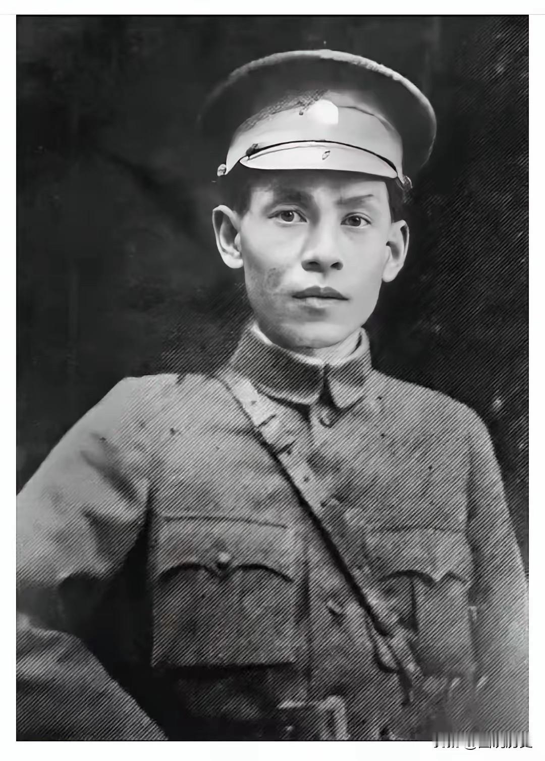 这张珍贵老照片拍摄于1927年，身为青帮的头号人物杜月笙，被任命为国民革命军司令