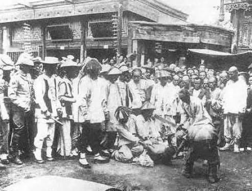 1905年，横行京津两地的江洋大盗康小八被擒获。慈禧听说后决定亲自审讯。御审那天