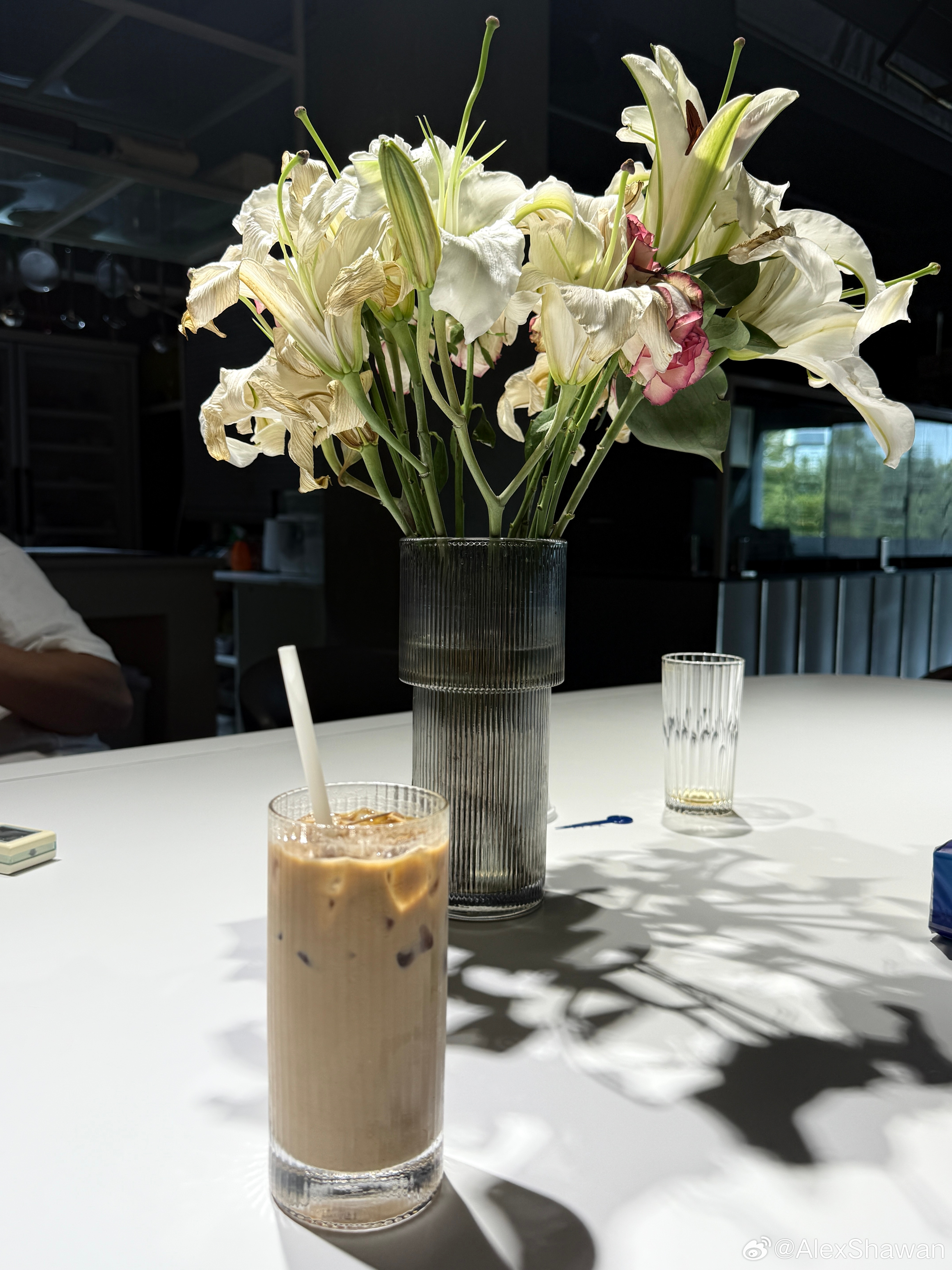 我的日常plog秋天的第一杯咖啡☕️[doge]，朋友的咖啡店好出片，我要做