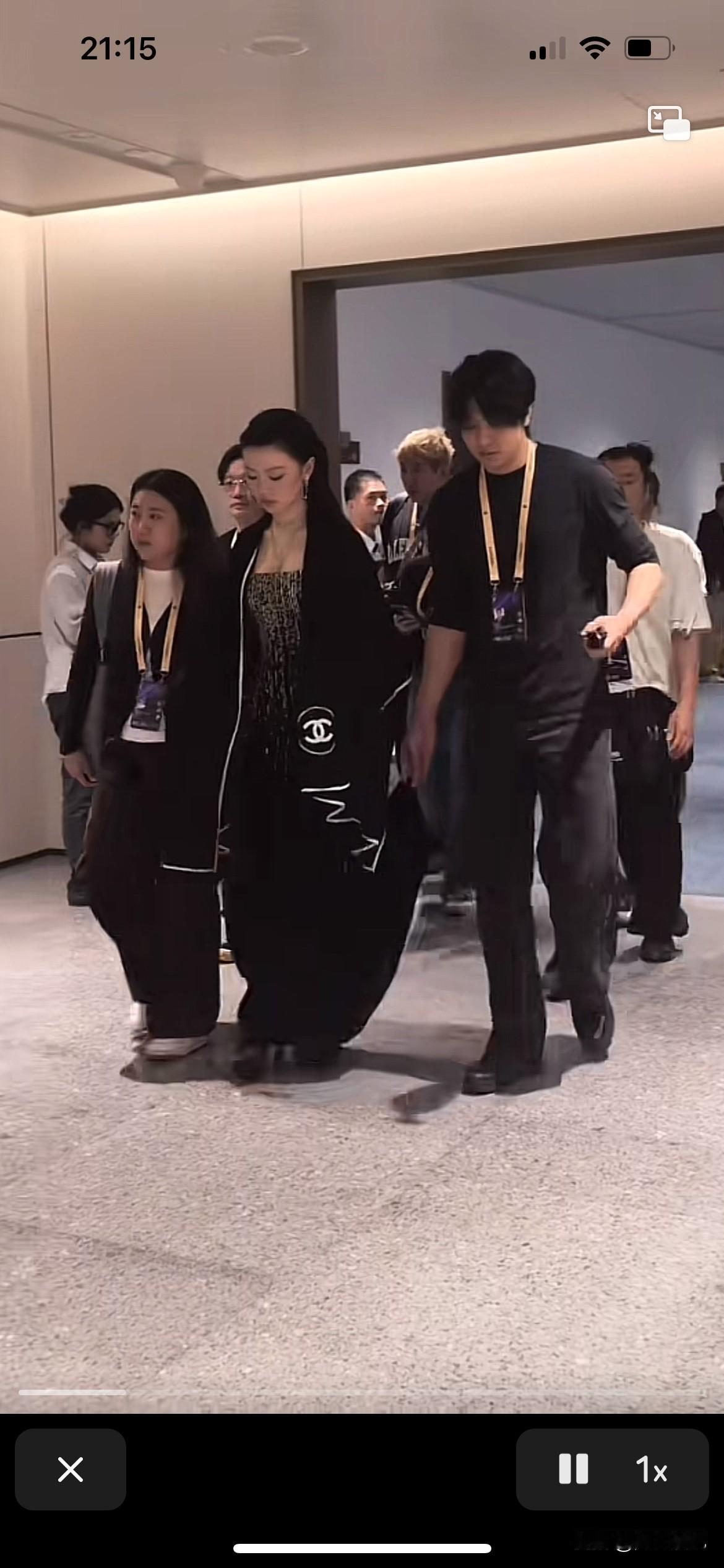 单依纯老师真是大胆，什么服装都敢穿，这次又是给大家惊艳，不过觉得有点过度包装形象