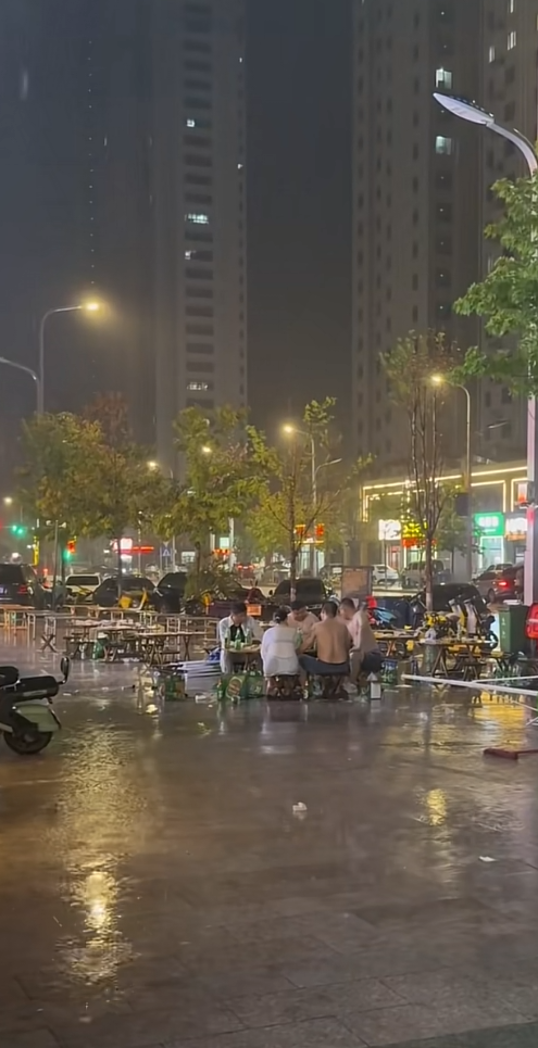 这才是真感情，下雨还聊的这么开心