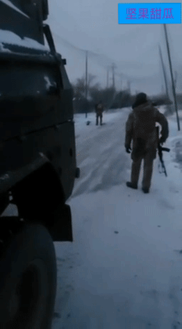 送上门的，乌克兰某地，俄军一架光纤FPV被网道缠住了，几名巡逻的乌军想充分利用资