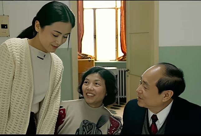 曝光陈红90年代珍贵家庭录像！父母长相朴实普通，颜值算不上出众。谁能想到夫妻