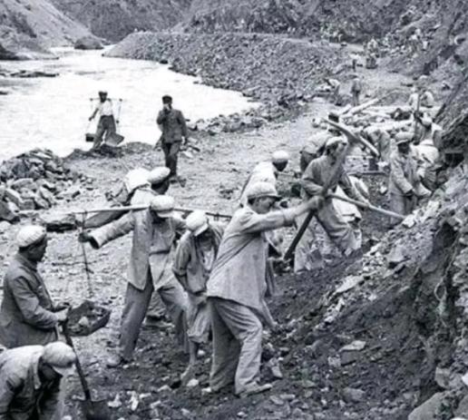 1952年藏区，18军军部的饭点刚开，一个战士突然冲进来。他推开警卫员，一把掀翻