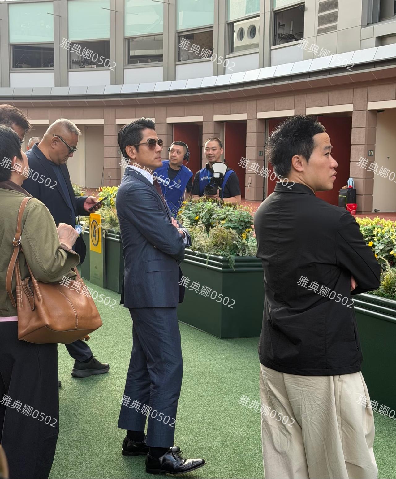 郭富城单看他自己特别年轻特别帅，头发乌黑身材健硕打扮精致，他穿着薄底皮鞋双手抱肩