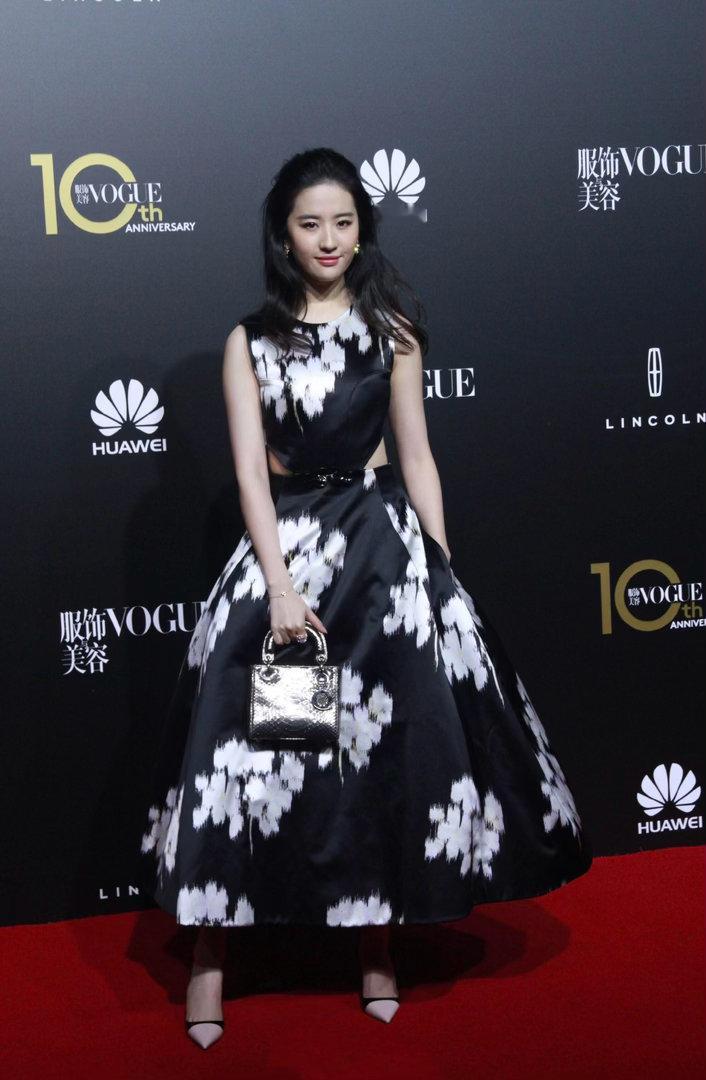 刘亦菲参加晚宴裙子好美​