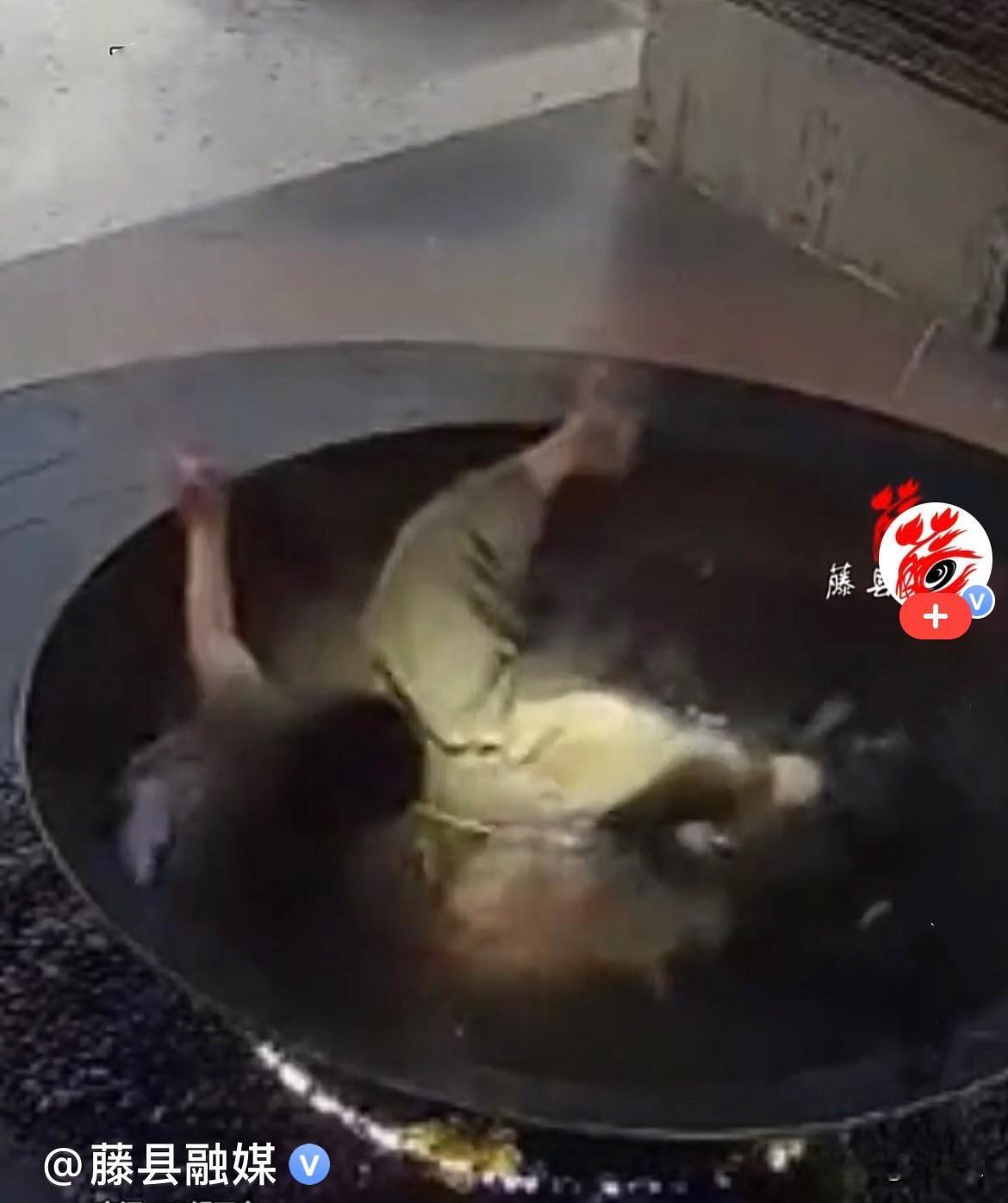 近日，湖北一名女子走路全程低头盯着手机，眼前明明摆着一口超大的铁锅、满满一锅水，