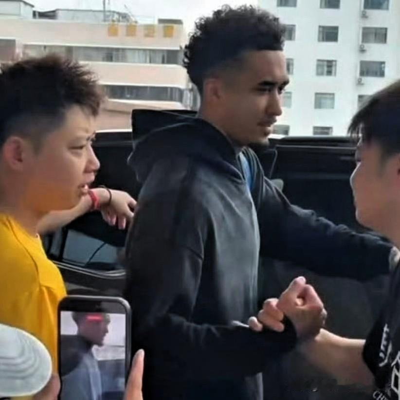 奎因和萨林杰启程回美国，心情复杂，有球迷送别，奎因表情轻松，如沐春风，看样子下赛