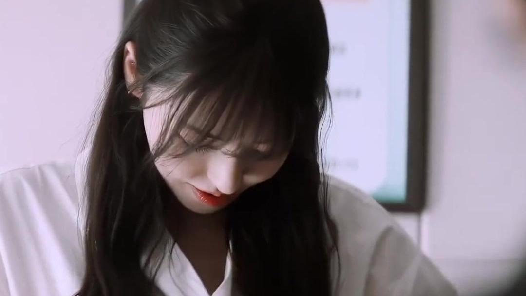 惊悚！女孩获赠能窥探隐私的神秘眼镜