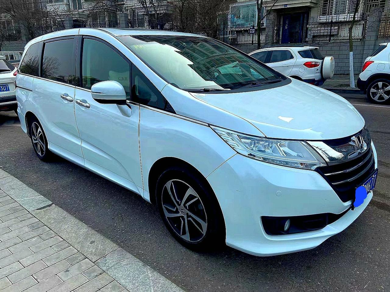 这是一台本田奥德赛。它在国内搭载2.0升、2.4升两款发动机。其实北美版的奥德赛