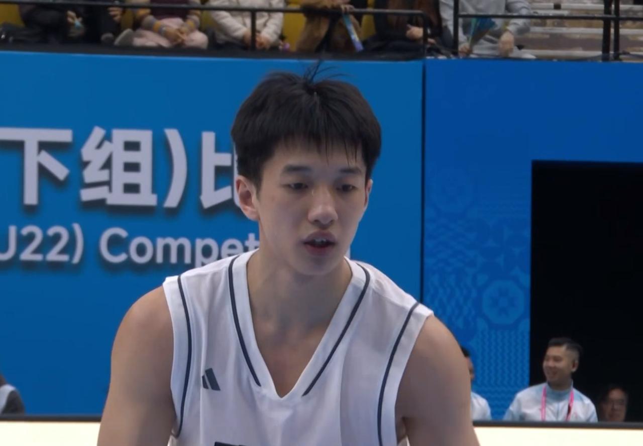 不得不说，广东队小将杨溢打青年队，可以说是游刃有余，但是，回到CBA联赛，他依然