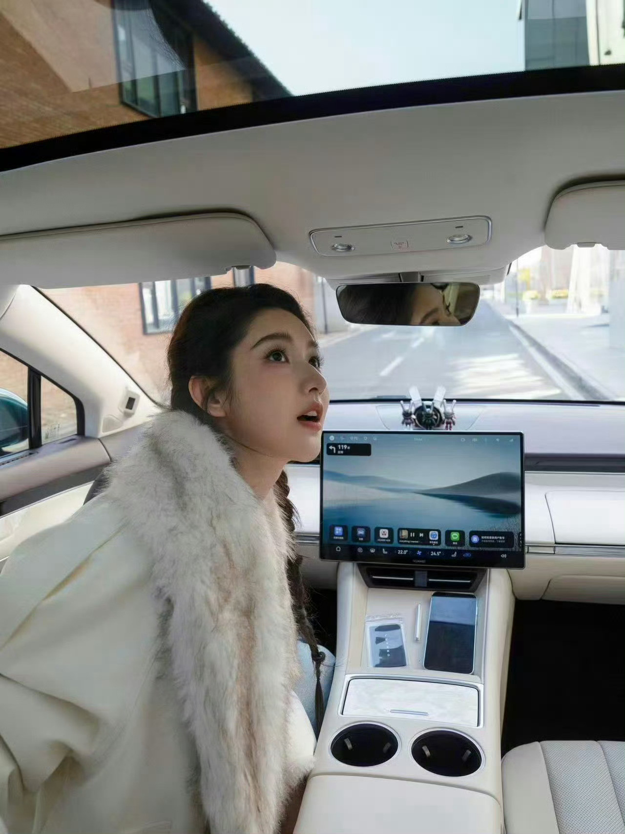 王玉雯白色轻纱礼服救命~王玉雯这套也太绝了吧💜甜妹一键切换酷飒模式，风格突破