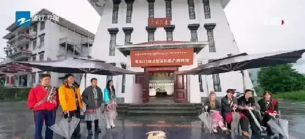 她只录了2天《奔跑吧》，却赢麻了。不是输给档期，是她亲手切开了流量时代的滤