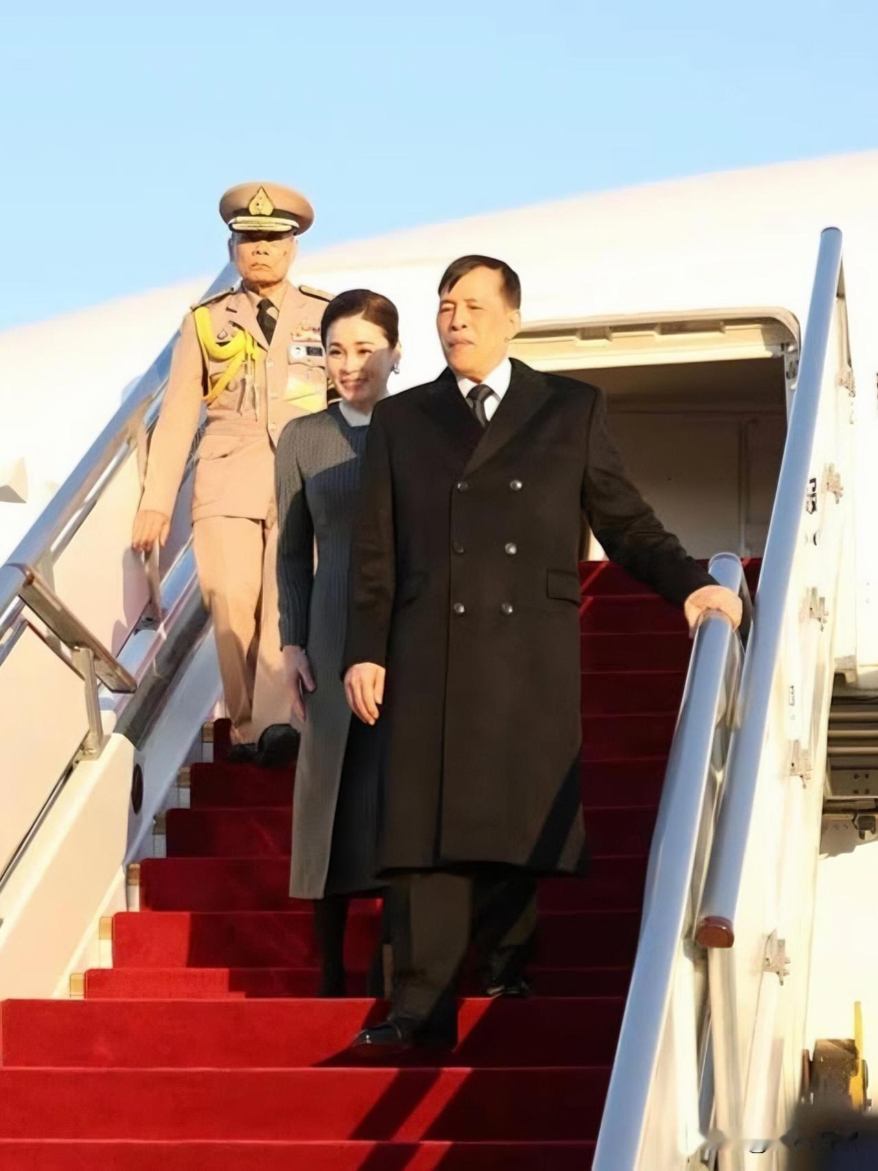 泰国国王与王后访华五日，可谓收获颇丰。离别之际，嘴角笑意盈盈。