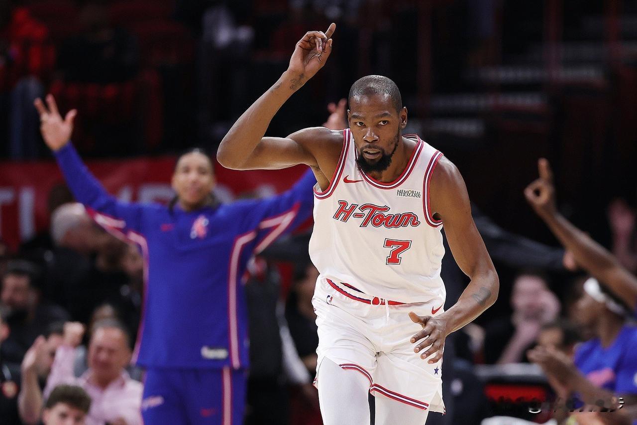 火箭只投了20个三分，低于平均出手次数！火箭本应该轻松的比赛，却打的异常费劲！如