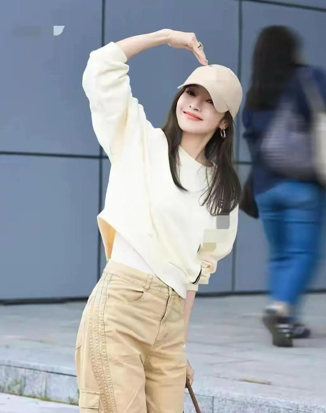 侯佩岑私服太会了！松弛感拉满✨奶白色圆领卫衣搭配卡其色工装裤，休闲感直接焊