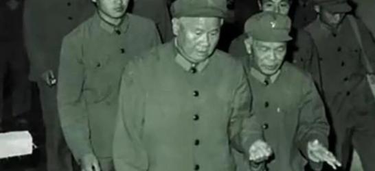 1984年，陈再道正在家中享受宁静时，突然传来敲门声，几名穿着制服的人闯入，说：