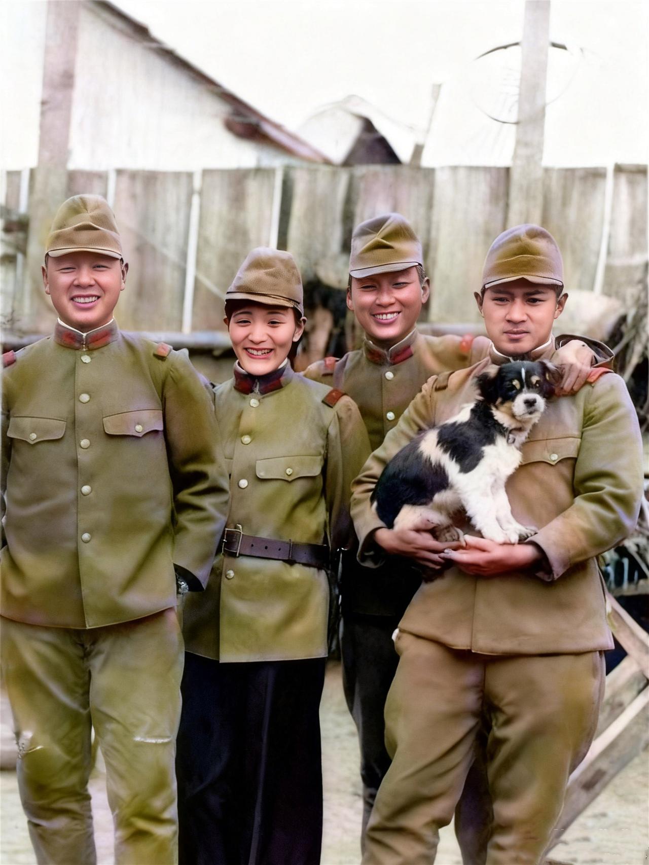 抗战时期的河南，一名穿着军装的日本女子和三名鬼子兵的合影。侵华时期的日本军队