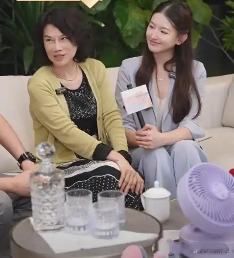 这次董明珠与孟羽童同框直播，我看了一会直播，总体感觉是有点尴尬。同框直播肯定是互