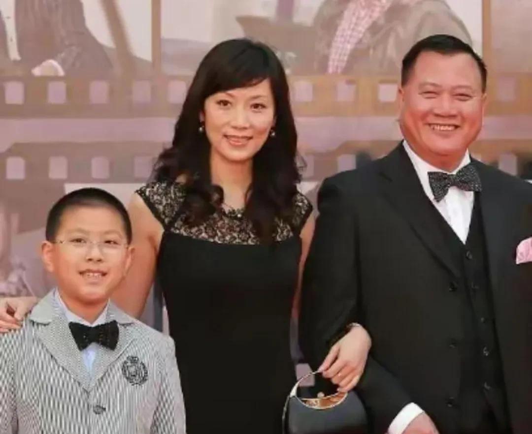 许多明星既不结婚也不养育子女，看看万梓良，儿子在身旁是多么幸福啊！那可真是充满底