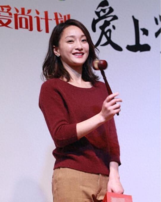 中年女性穿出高级感的秘诀：学周迅毛衣+烟管裤+齐肩发造型