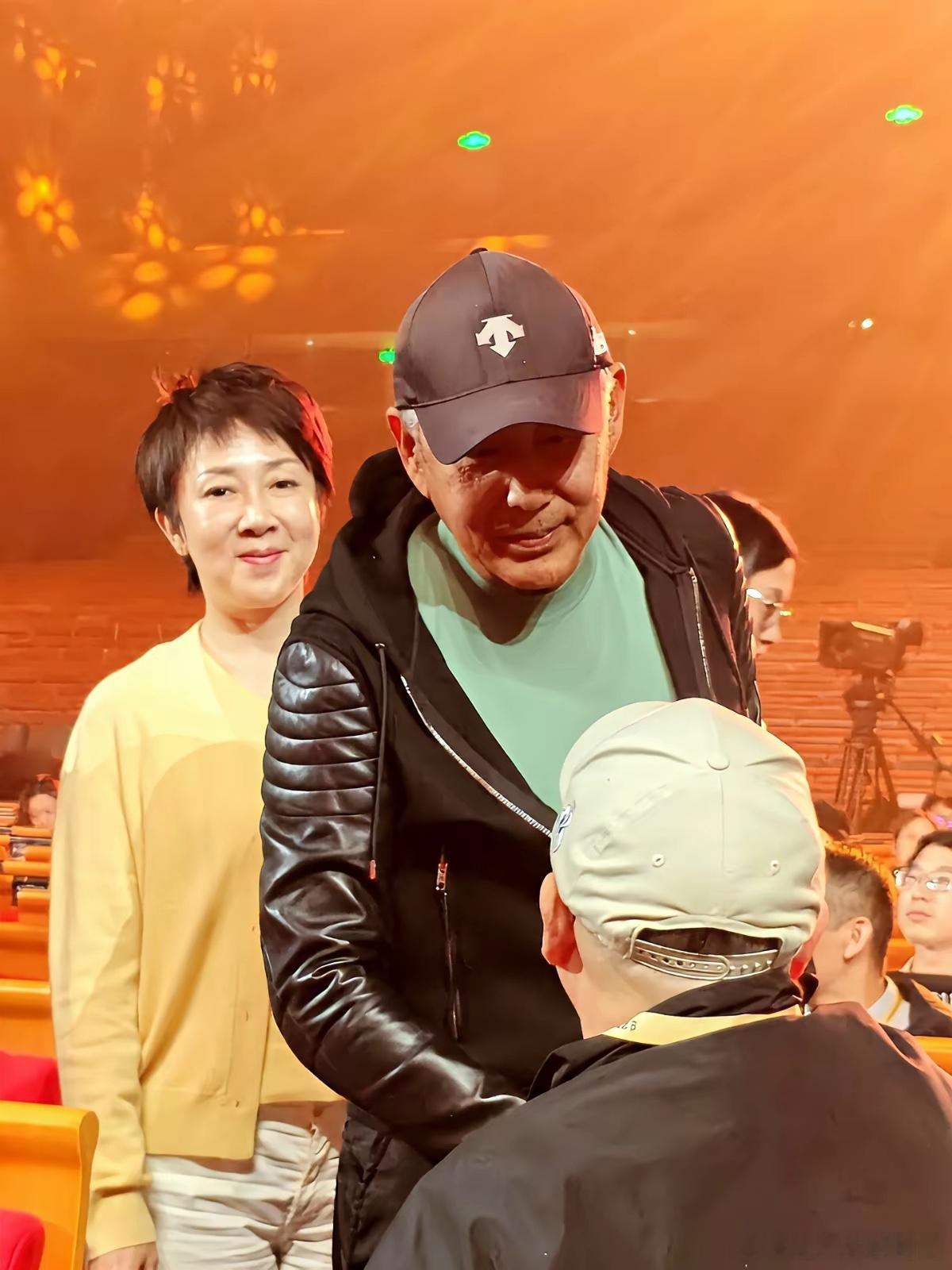 刷到陈道明在金鸡奖的照片，我真愣了一下。这头发花白的，皮肤黝黑的，拿着话筒的样子