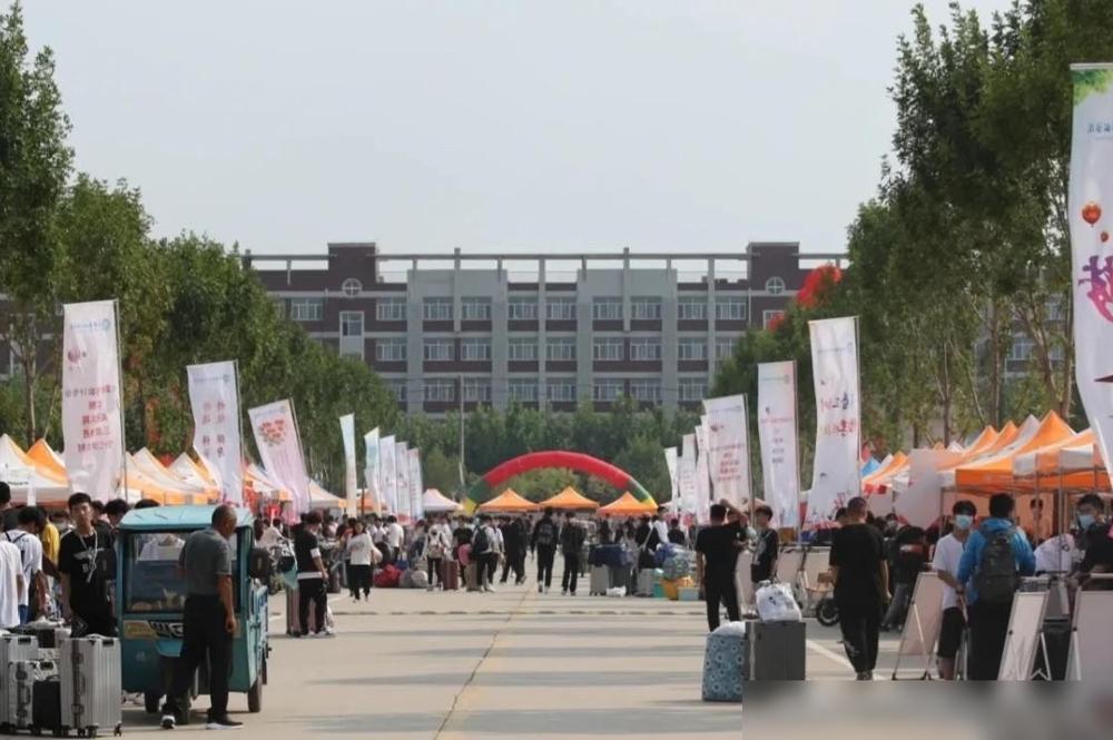 大一新生马上就要开学了，我发现了七个奇怪的现象，1.送学生的家长越来多了，甚至一