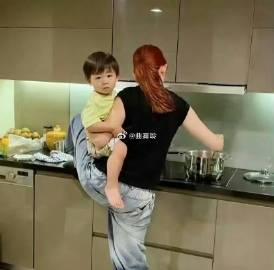 蔡少芬在家里做饭，感觉有点像在作秀一样，谁会抱着孩子做饭啊？