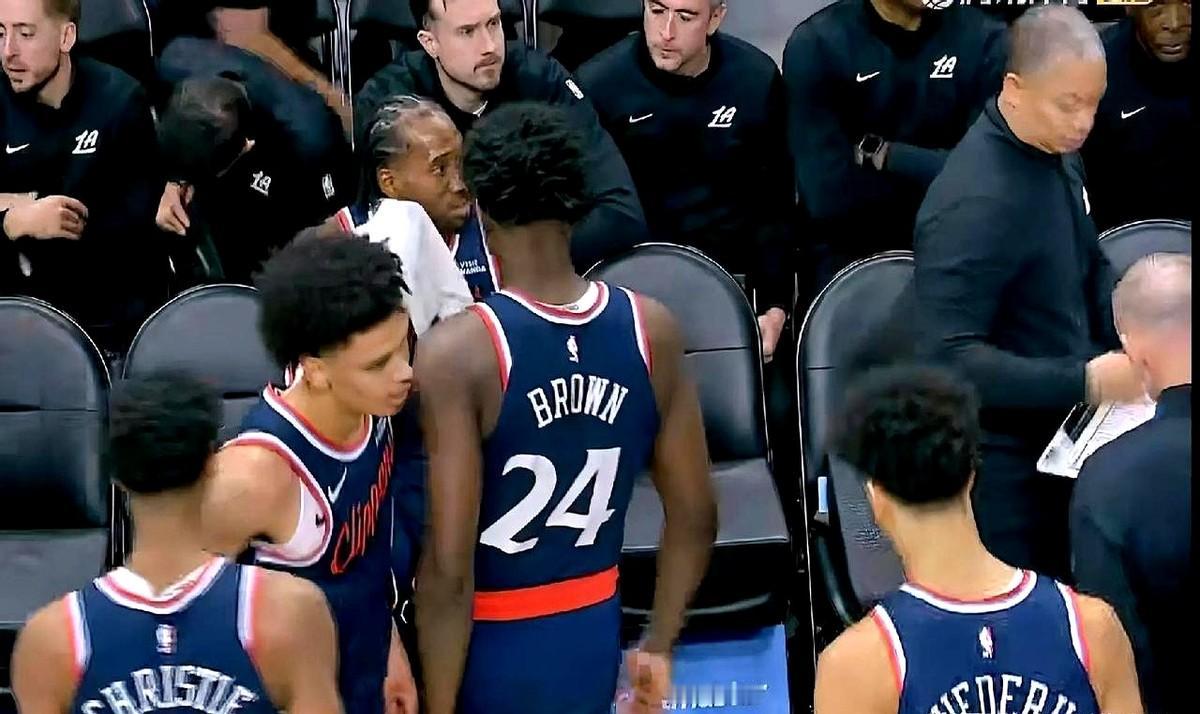 泰伦卢放弃了，伦纳德没放弃，卢指导的下课也就差小卡一句话了。第三节卢指导提前